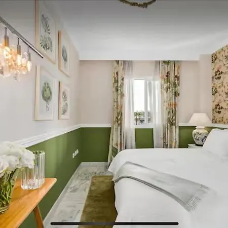 C127 Luxurious Designer Walk To Puerto Banus Apartment