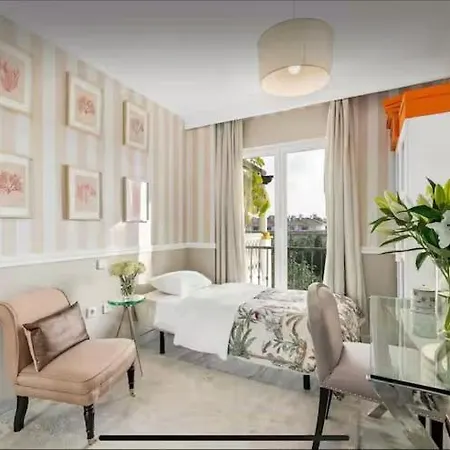 C127 Luxurious Designer Walk To Puerto Banus Apartment *